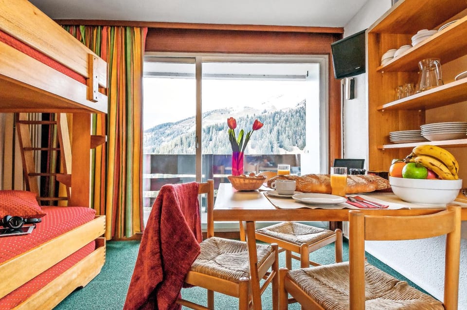 Bed, Natural landscape, TV and multimedia, Kitchen or kitchenette, Living room, Food and drinks, Photo of the whole room, Seating area, Dining area, Bedroom, Food, Mountain view