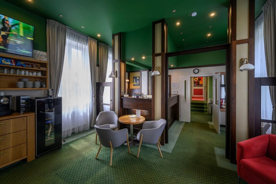 Communal lounge/ TV room, Seating area, minibar