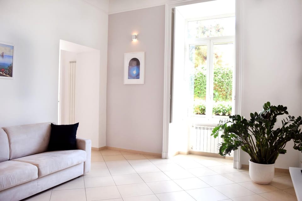Bed, TV and multimedia, Living room, Street view