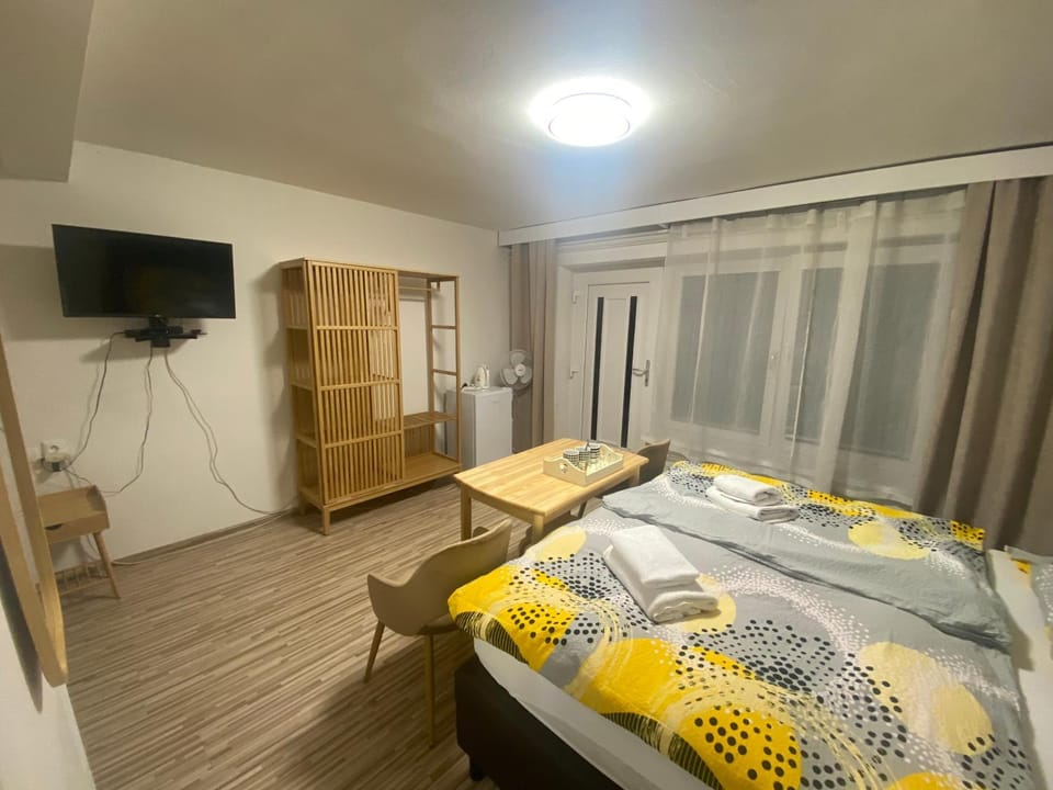 Bed, TV and multimedia, Photo of the whole room, Bedroom