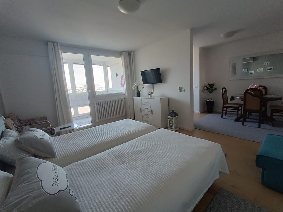 Bed, TV and multimedia, Photo of the whole room, Bedroom