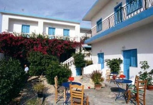 Patio, Facade/entrance, Garden, Balcony/Terrace, Garden view, Street view, Family