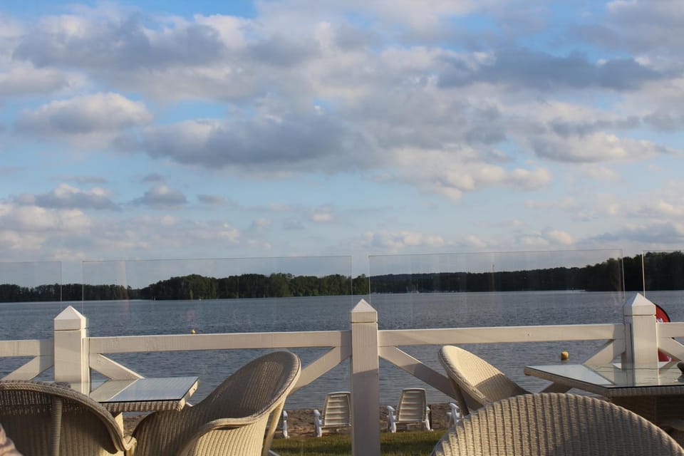 Restaurant/places to eat, Natural landscape, Beach, Area and facilities
