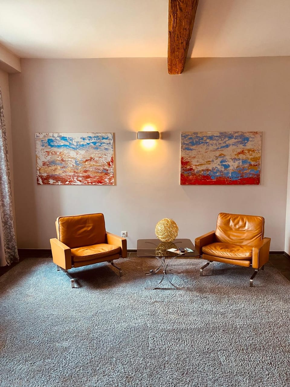 Photo of the whole room, Seating area