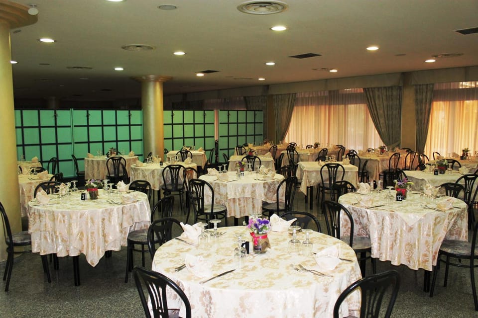 Restaurant/places to eat, Communal lounge/ TV room, Lounge or bar