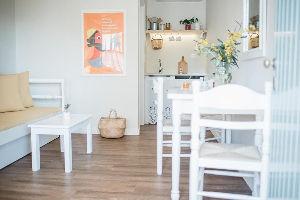 Coffee/tea facilities, Kitchen or kitchenette, Living room, Seating area, Dining area