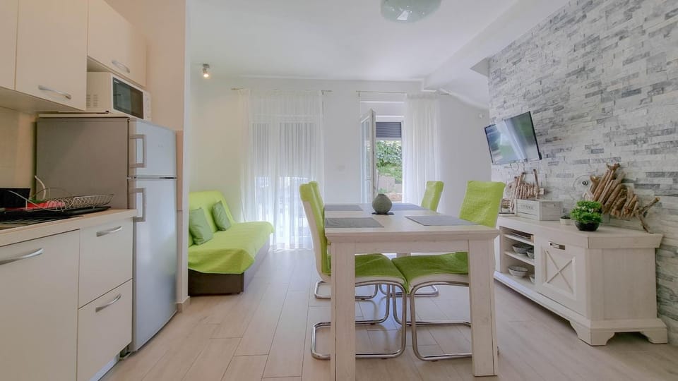 Kitchen or kitchenette, Living room