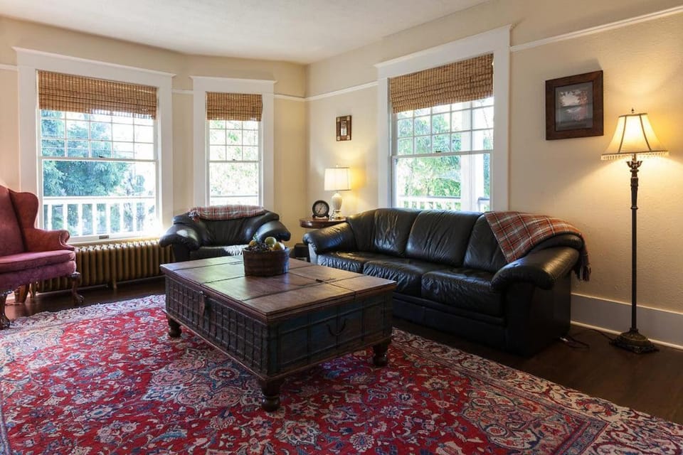 Cascade Chic 30 day minimum House in Hood River