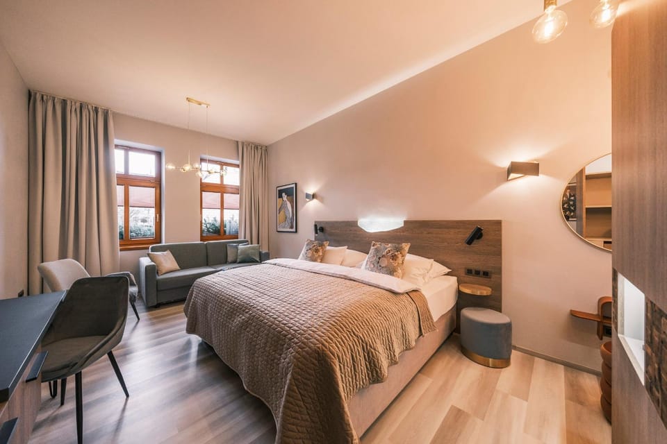 Bed, Photo of the whole room, Seating area, hair dresser