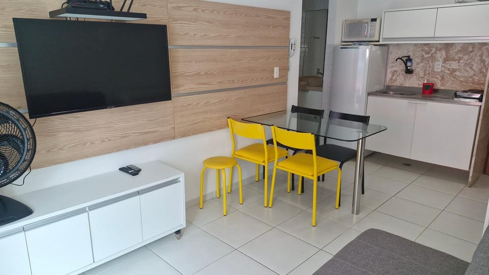 TV and multimedia, Kitchen or kitchenette, Living room, Dining area, stove