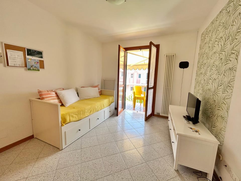 Bed, TV and multimedia, Living room