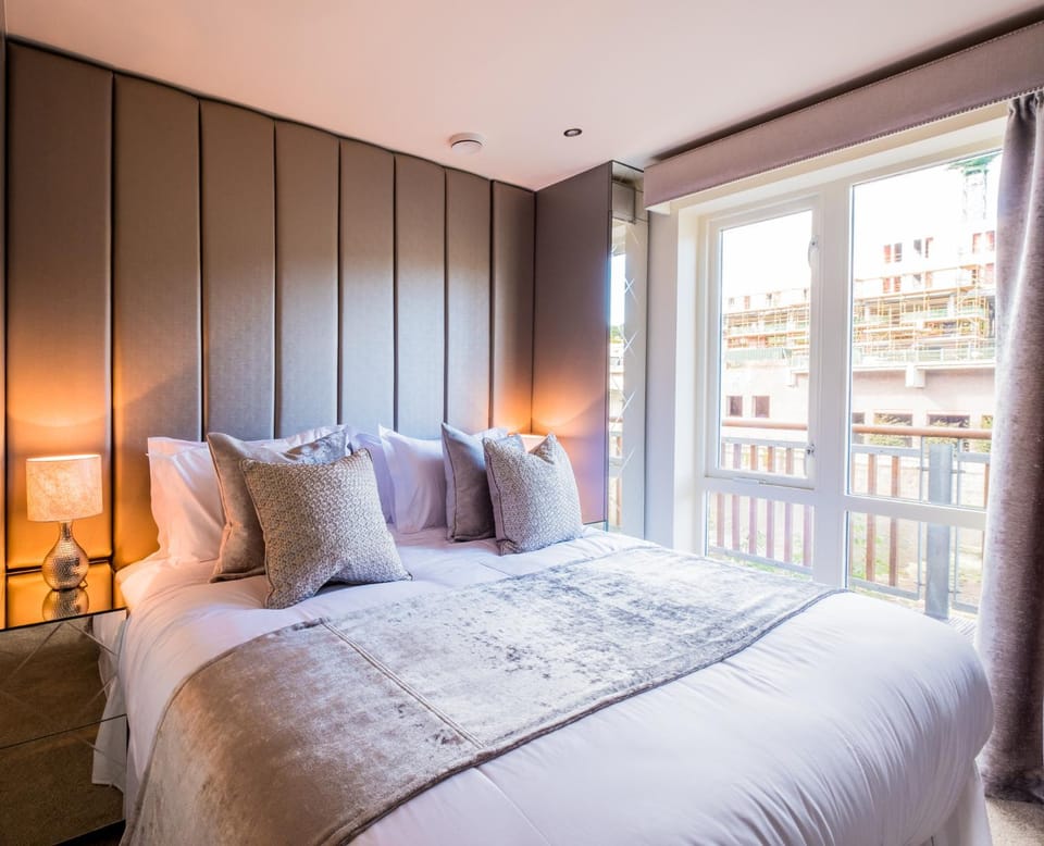 TV and multimedia, Other, Decorative detail, Bedroom, Autumn, On site, River view