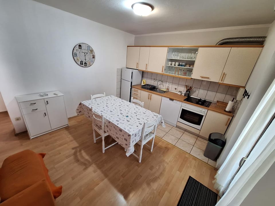 Kitchen or kitchenette, Dining area