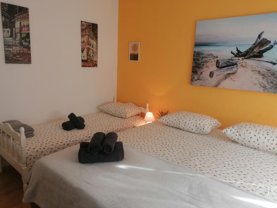 Bed, Bedroom, towels