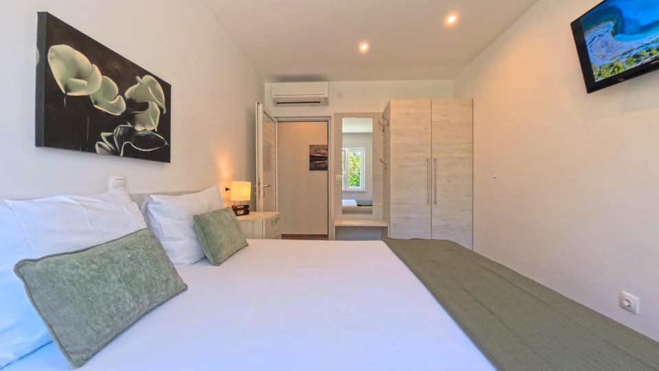 Bed, TV and multimedia, Photo of the whole room, Bedroom, wardrobe, air conditioner