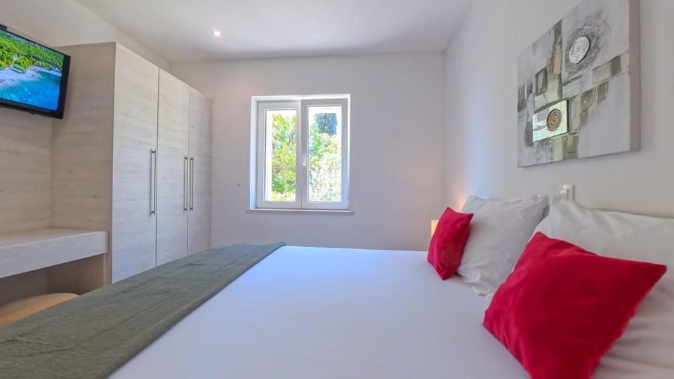 Bed, TV and multimedia, Photo of the whole room, Bedroom