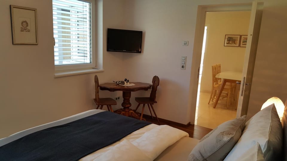 Bed, TV and multimedia, Bedroom