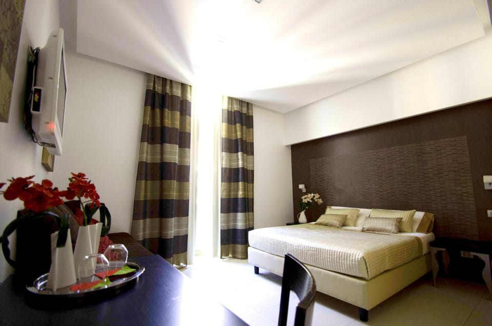 TV and multimedia, Photo of the whole room, Bedroom