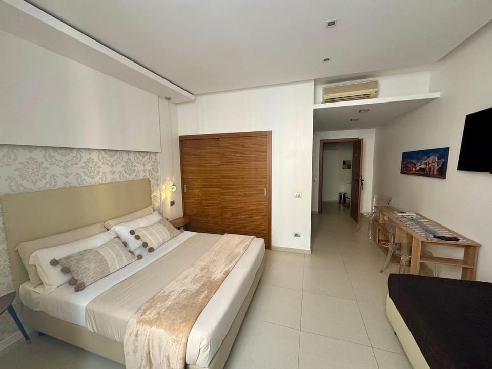 Bed, TV and multimedia, air conditioner