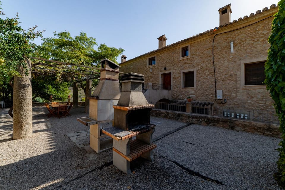 Property building, Facade/entrance, BBQ facilities, Garden