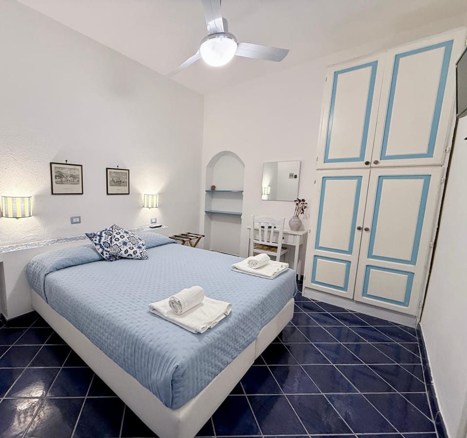 Photo of the whole room, Bedroom, towels, wardrobe