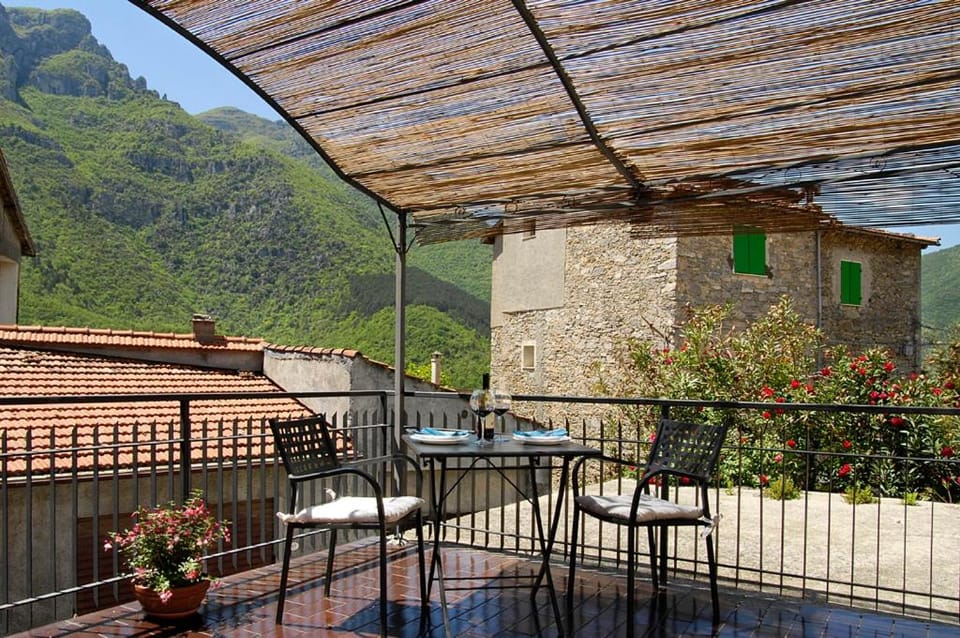 La Casa dei Nonni Castelbianco Bed and Breakfast in Liguria