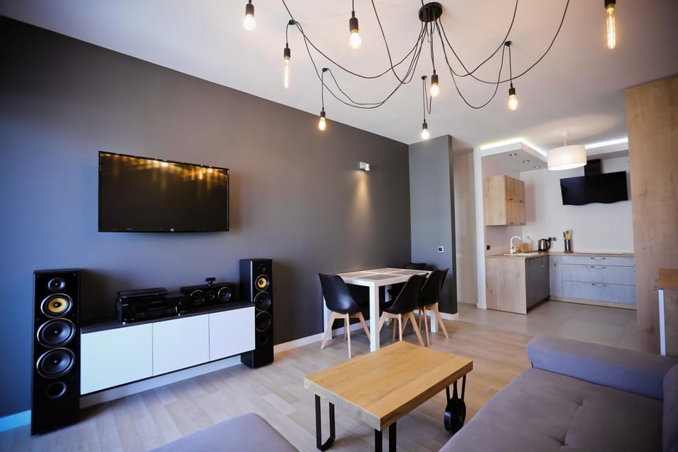 TV and multimedia, Living room, Seating area, Dining area, Entertainment, Family