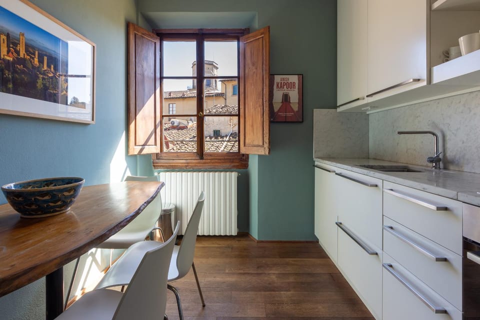Kitchen or kitchenette, Dining area