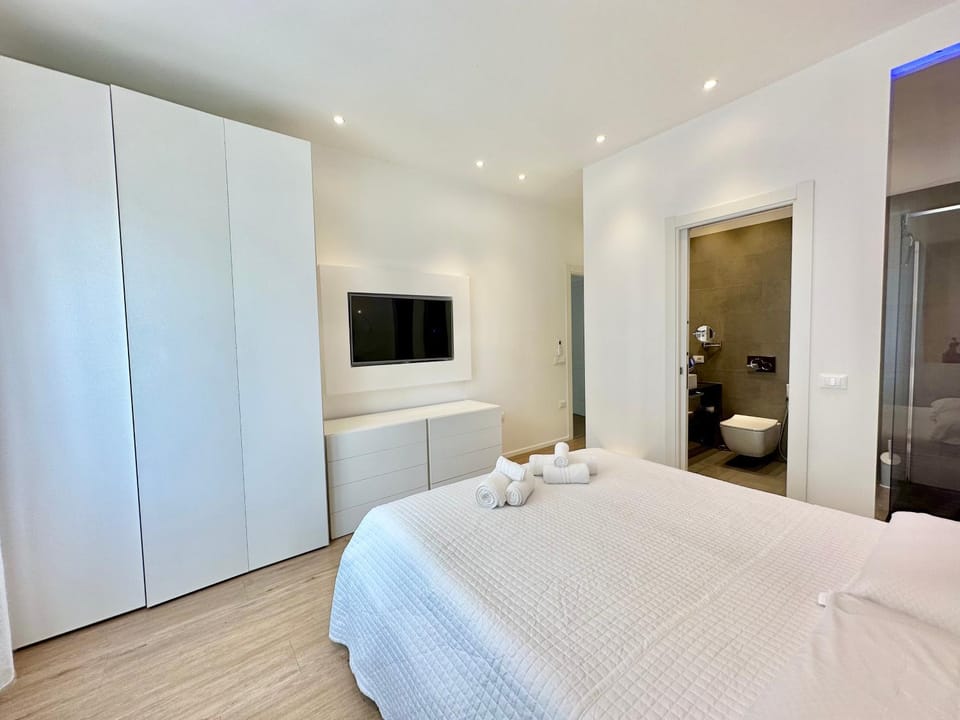 TV and multimedia, Photo of the whole room, Bedroom, towels, wardrobe