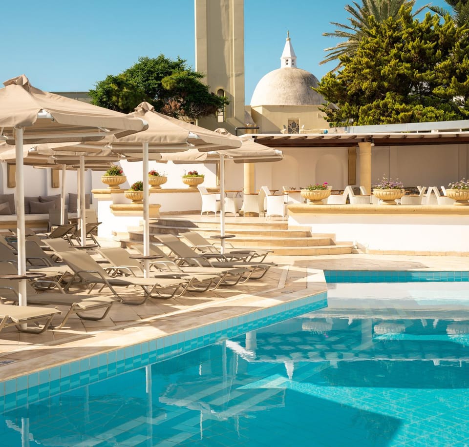 Swimming pool, sunbed