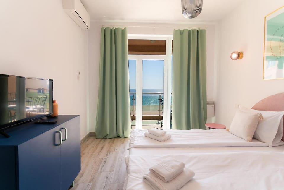Bed, TV and multimedia, Bedroom, Sea view, towels, air conditioner
