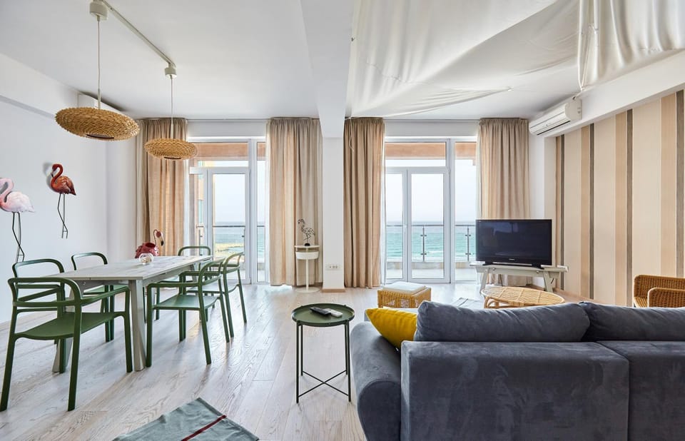 TV and multimedia, Living room, Seating area, Dining area
