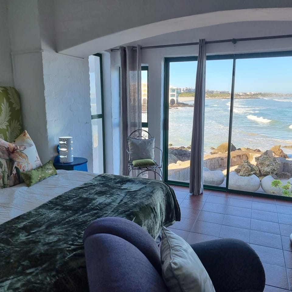 Bed, Natural landscape, Photo of the whole room, Bedroom, Sea view