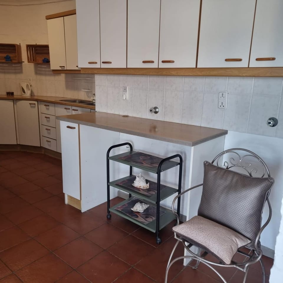 Kitchen or kitchenette, minibar