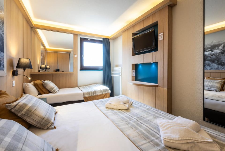 Bed, TV and multimedia, Bedroom
