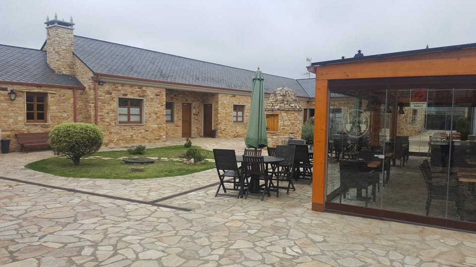 Property building, Patio, Restaurant/places to eat, Day, Balcony/Terrace, Banquet/Function facilities