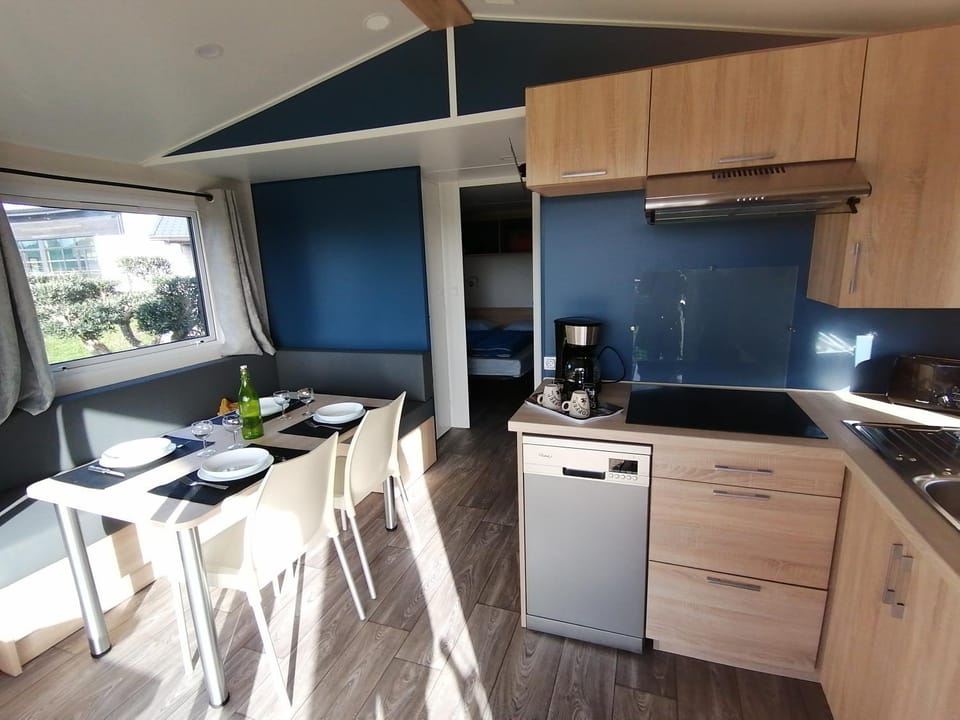 Kitchen or kitchenette, Dining area, dishwasher, stove, toaster