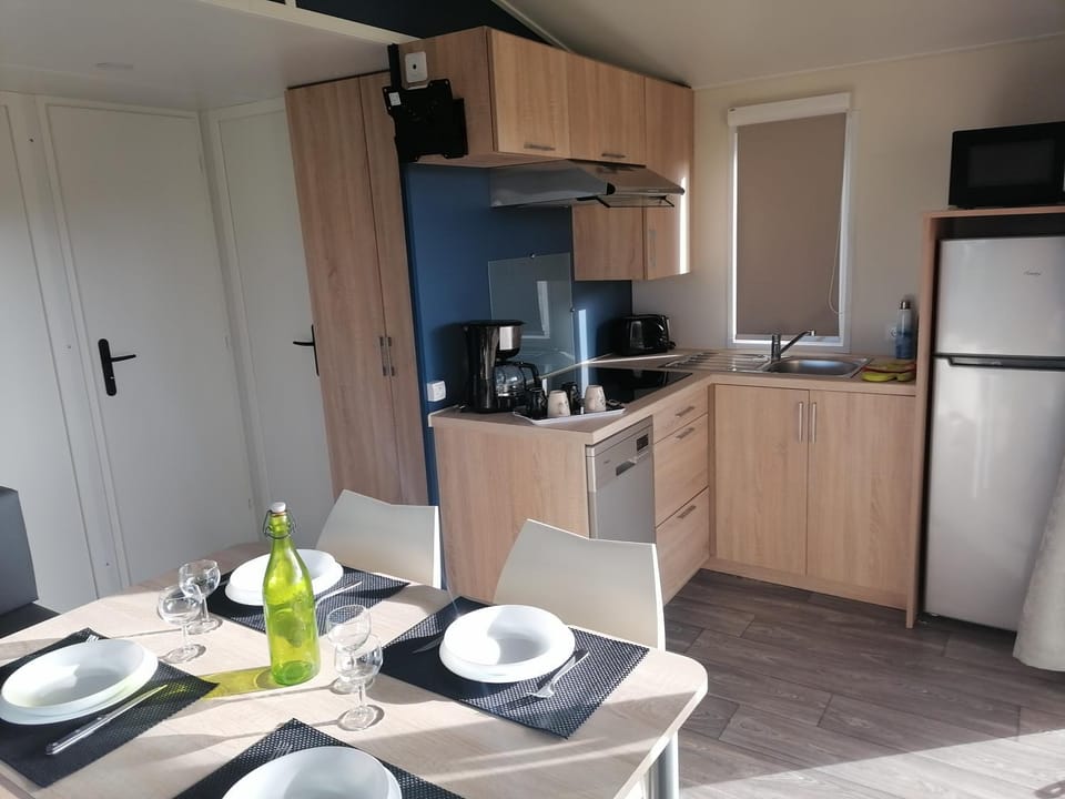 Kitchen or kitchenette, Dining area, dishwasher, stove, toaster