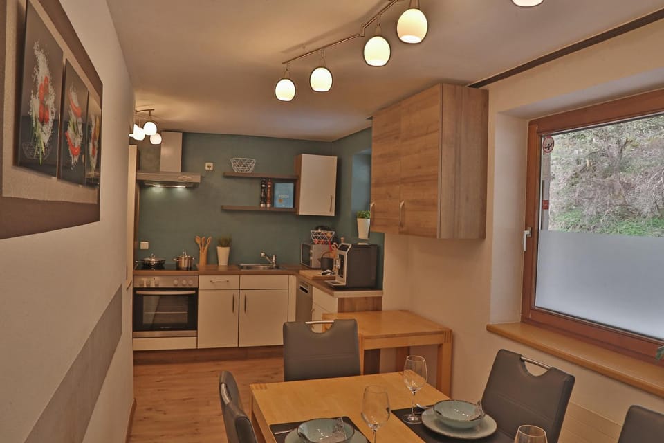 Coffee/tea facilities, Kitchen or kitchenette, Seating area, Dining area, dishwasher, stove