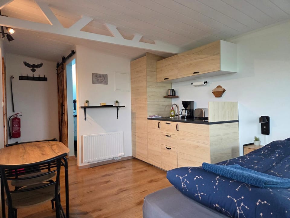 Coffee/tea facilities, Kitchen or kitchenette, Dining area, microwave, stove, toaster