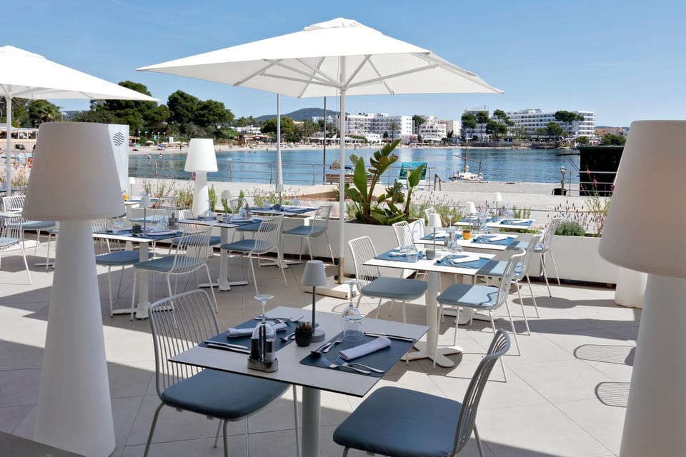 Restaurant/places to eat, Day, View (from property/room), Seating area, Sea view, Buffet breakfast