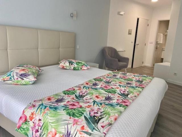 Facade/entrance, Bed, Bathroom, Photo of the whole room, Bedroom