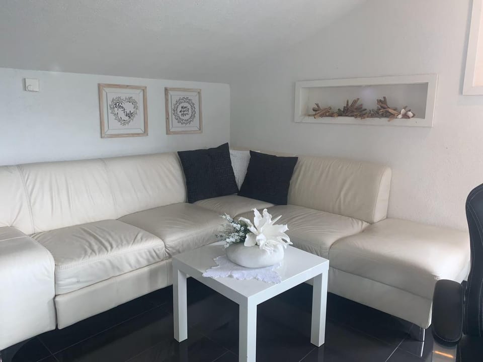 Living room, Photo of the whole room, Seating area