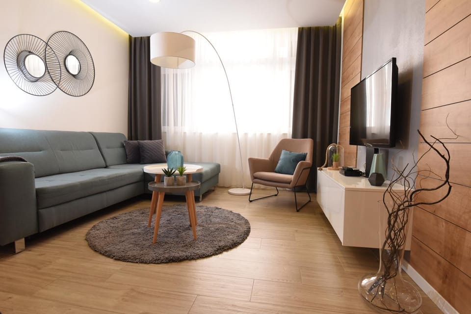 Communal lounge/ TV room, TV and multimedia, Living room, Seating area, Evening entertainment