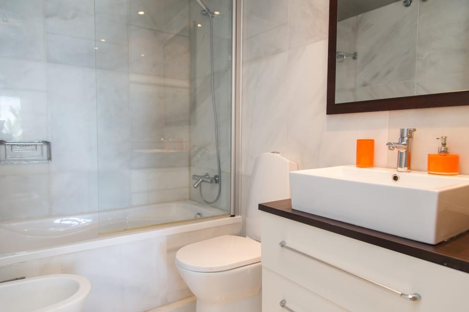 Toilet, Hot Tub, Bathroom