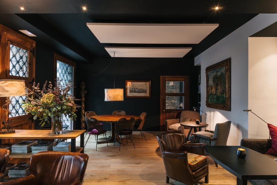 Restaurant/places to eat, Lounge or bar
