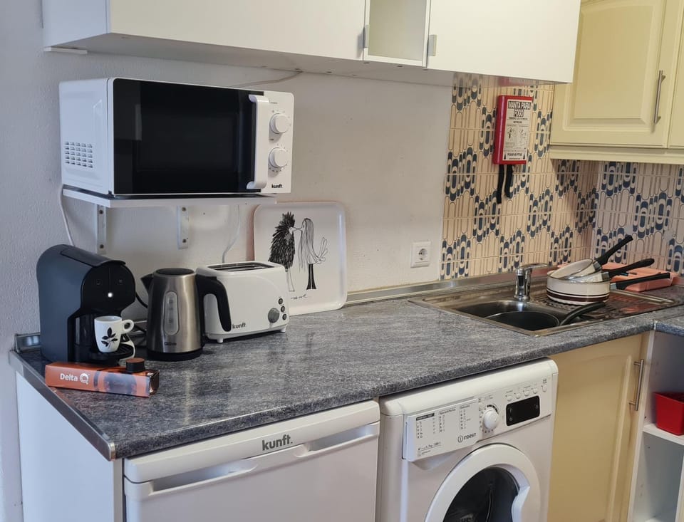 Coffee/tea facilities, Kitchen or kitchenette, minibar, stove, toaster, washing machine