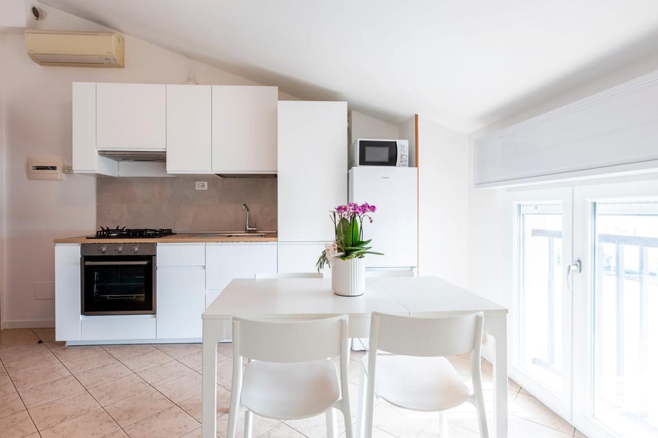 Kitchen or kitchenette, Dining area, oven, stove