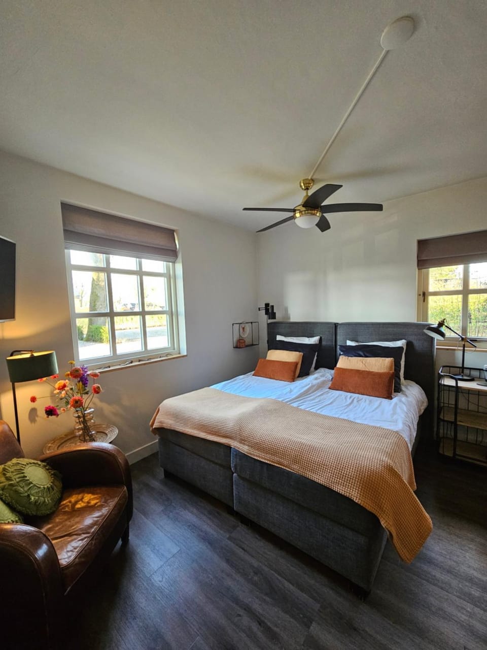 Bed, Seating area