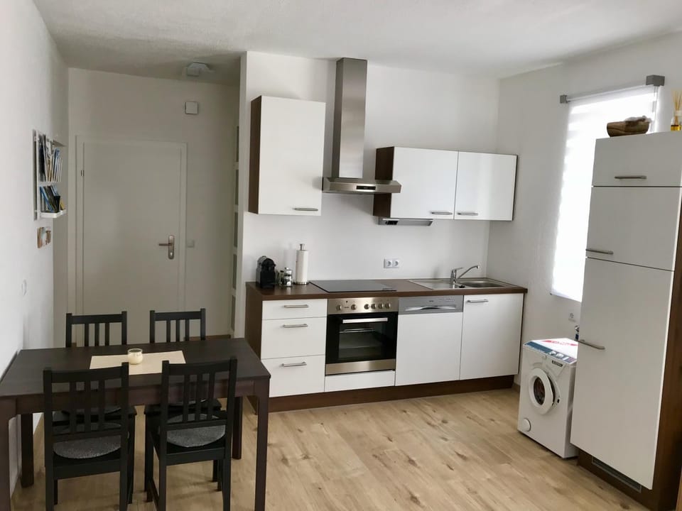 Coffee/tea facilities, Kitchen or kitchenette, Seating area, Dining area